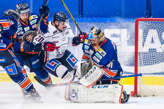 Linköpings Nick Sörenssen krockar med Växjös målvakt