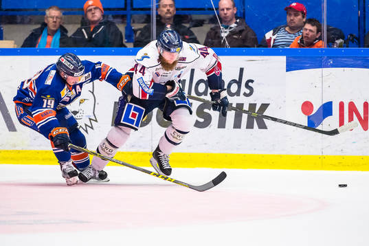 Växjös Tuomas Kiiskinen jagar Linköpings Jonas Junland