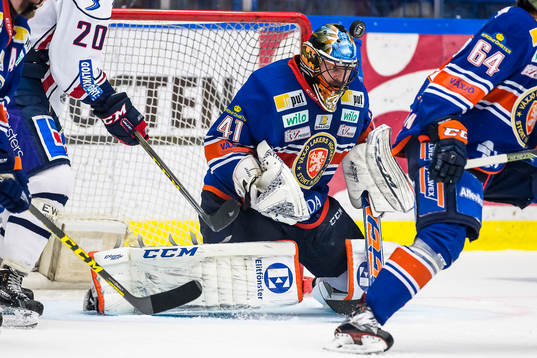 Växjös målvakt Cristopher Nihlstorp sotpar pucken med