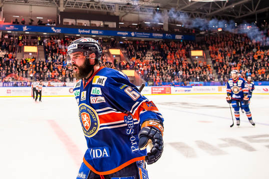 Växjös Linus Fröberg jublar