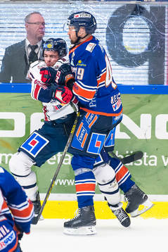 Växjös Ilkka Heikkinen tacklar Linköpings Broc Little