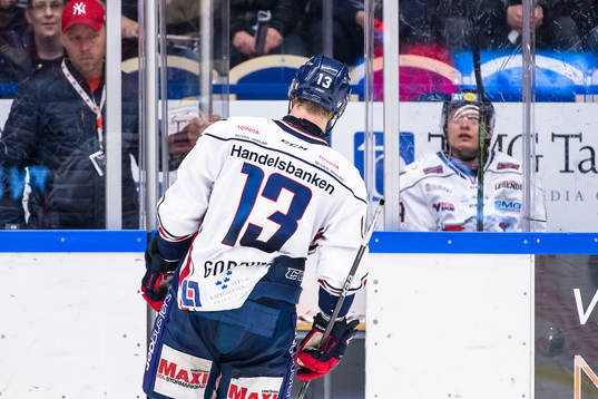 Linköpings Andrew Gordon på väg ut i utvisningsbåset