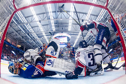 Linköpings Carl Dahlström och Nick Sörenssen krockar med