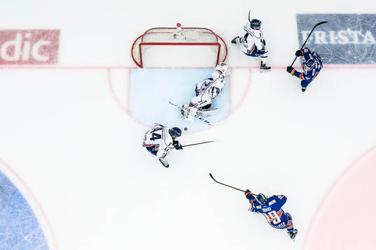 Växjös Tuomas Kiiskinen skjuter pucken i mål till 2-1