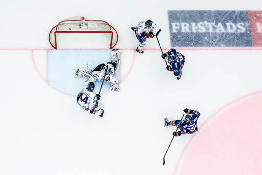 Växjös Tuomas Kiiskinen skjuter pucken i mål till 2-1