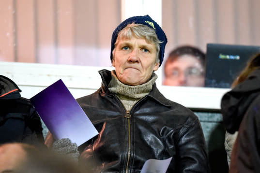 Sveriges förbundskapten Pia Sundhage på läktaren
