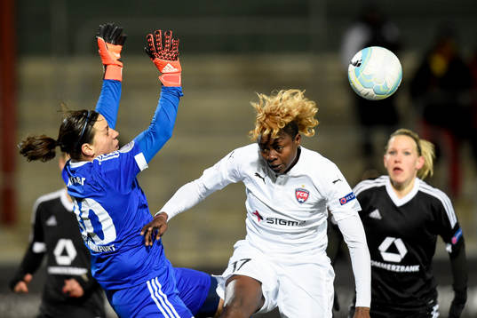 Rosengårds Gaëlle Enganamouit krockar med Frankfurts