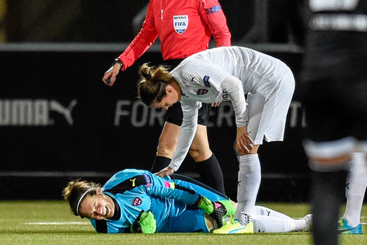 Rosengårds målvakt Erin McLeod ligger skadad