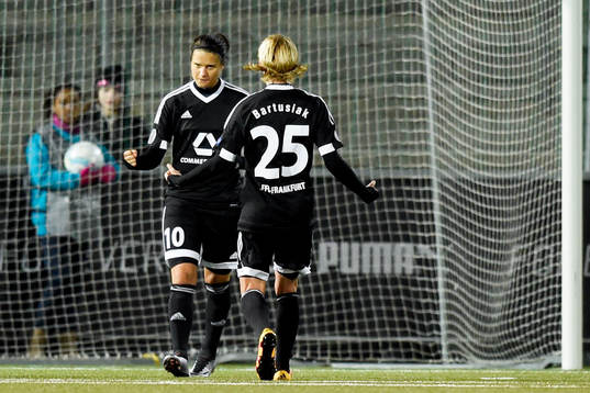 Frankfurts Dzsenifer Marozsán och Sophie Schmidt jublar
