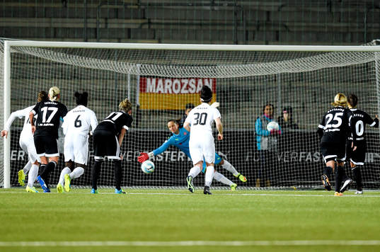 Frankfurts Dzsenifer Marozsán gör 1-0 på straff bakom