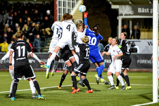 Rosengårds Emma Berglund har en mycket farlig chans i