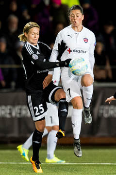 Frankfurts Saskia Bartusiak och Rosengårds Sara Björk