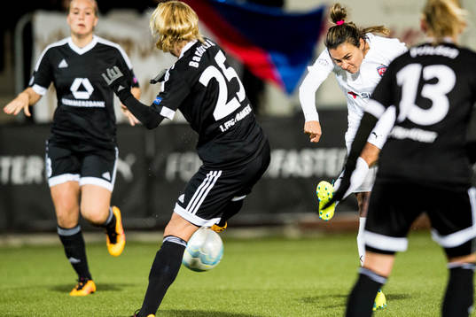 Rosengårds Marta Viera Da Silva testar skott
