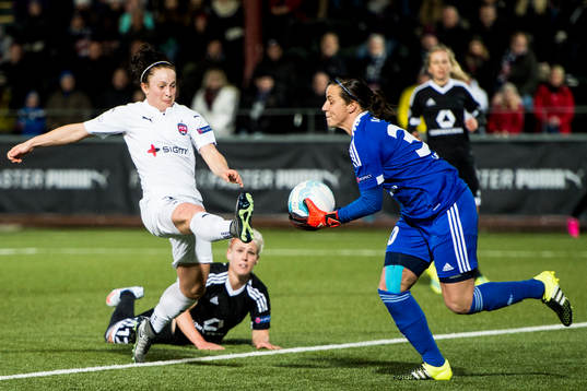 Rosengårds Ella Masar och Frankfurts målvakt