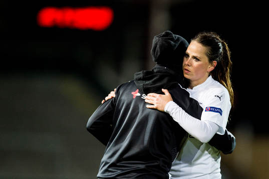 Rosengårds Sara Björk Gunnarsdottir får en kram