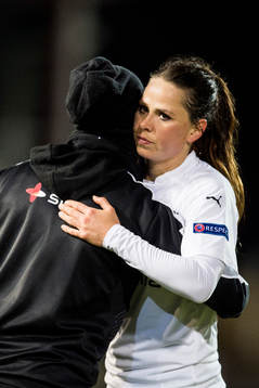 Rosengårds Sara Björk Gunnarsdottir får en kram