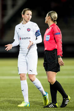 Rosengårds Emma Berglund i samtal med Domare Cristina