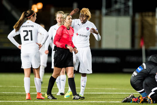 Rosengårds Gaëlle Enganamouit försöker prata med Domare
