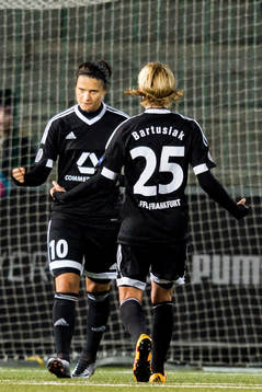 Frankfurts Dzsenifer Marozsán jublar mot Saskia Bartusiak
