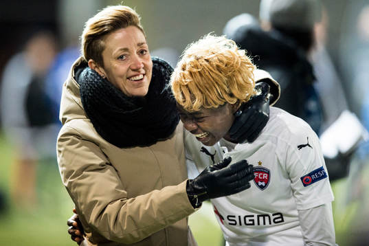 Rosengårds sportchef Therese Sjögran kramar om Gaëlle