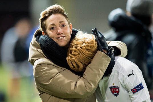 Rosengårds sportchef Therese Sjögran kramar om Gaëlle