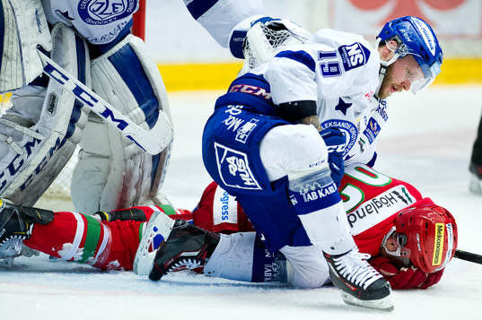 Leksands Alexander Ytterell tacklar Modos Byron Ritchie