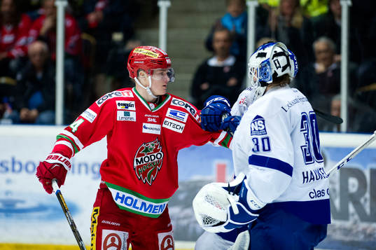 Modos Carl Grundström och Leksands målvakt Henrik