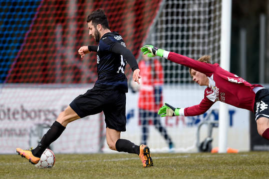Randers Mikael Ishak rundar IFK Göteborgs målvakt Pontus
