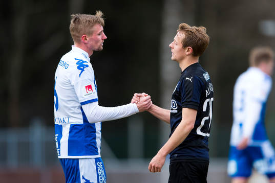 IFK Göteborgs Sebastian Eriksson tackar Randers Joel