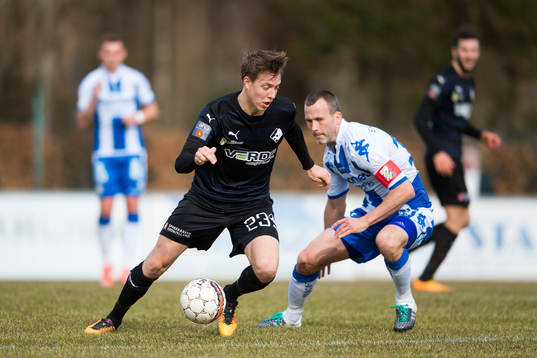 Randers Viktor Lundberg går förbi IFK Göteborgs Hjalmar