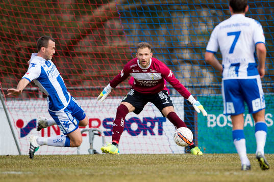 IFK Göteborgs målvakt John Alvbåge ser Hjalmar Jonsson