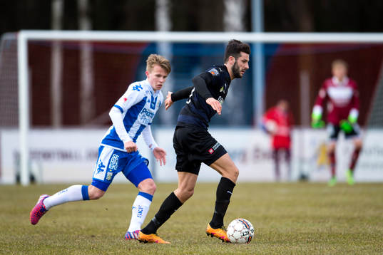Randers Mikael Ishak går förbi IFK Göteborgs Oscar