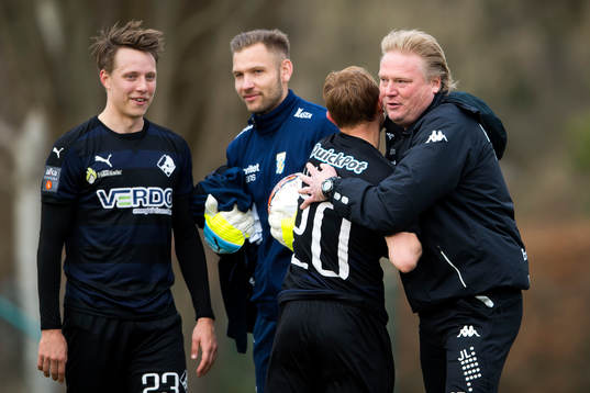 IFK Göteborgs tränare Jörgen Lennartsson kramar om
