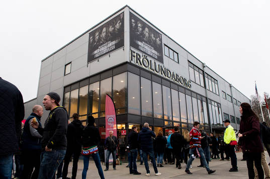 Publiken börjar strömma till utanför Frölundaborg