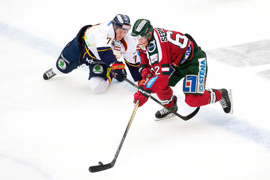 Frölundas Artturi Lehkonen går förbi Djurgårdens