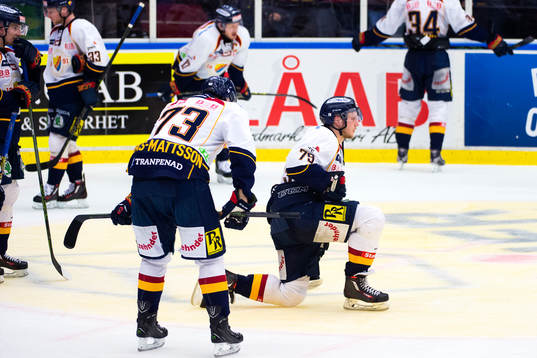 Djurgårdens Adam Ollas Mattsson och Emil Lundberg deppar