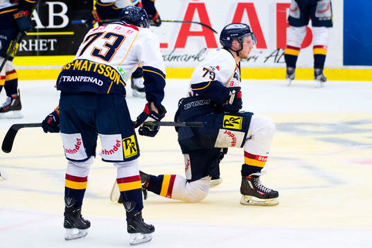 Djurgårdens Adam Ollas Mattsson och Emil Lundberg deppar
