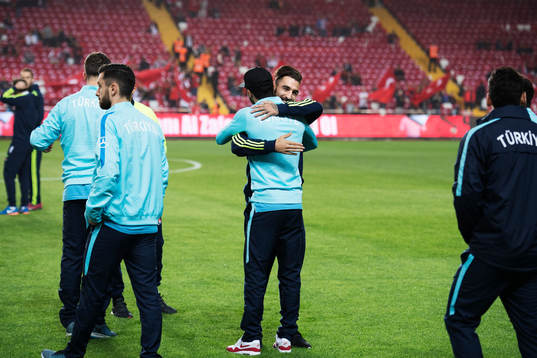 Sveriges Jimmy Durmaz kramar om en turkisk spelare