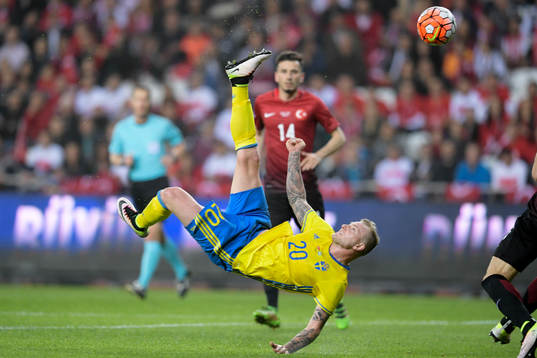 Sveriges John Guidetti med en bicykleta