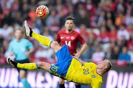 Sveriges John Guidetti med en bicykleta