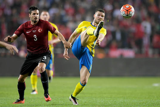 Turkiets Hakan Balta och Sveriges Marcus Berg