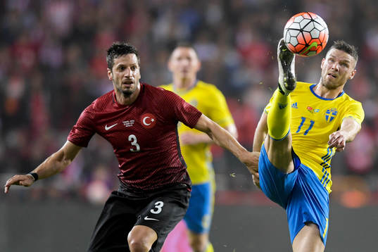 Turkiets Hakan Balta och Sveriges Marcus Berg
