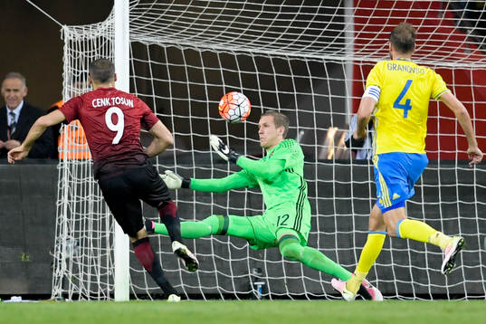 Turkiets Cenk Tosun gör 1-0 bakom Sveriges målvakt Robin