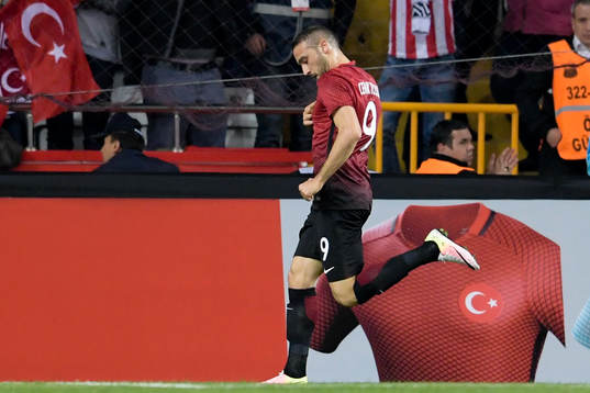 Turkiets Cenk Tosun jublar