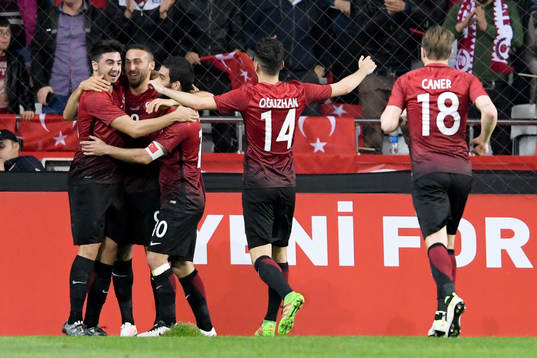 Turkiets Cenk Tosun jublar med lagkamraterna