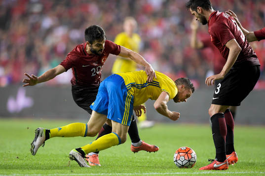 Turkiets Volkan Sen och Sveriges Marcus Berg