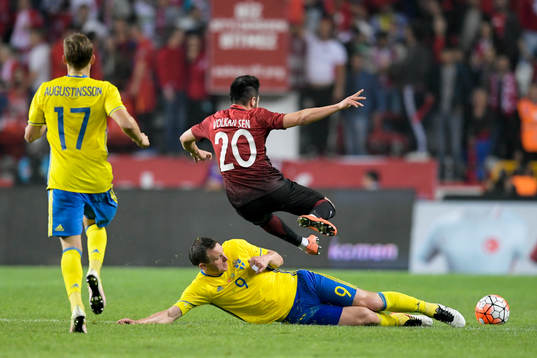 Sveriges Kim Källström och Turkiets Volkan Sen