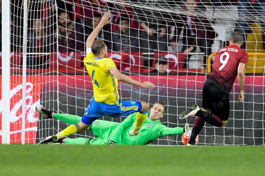 Sveriges Andreas Granqvist och målvakt Robin Olsen utmanas