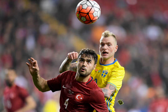 Turkiets Ahmet Çalik och Sveriges John Guidetti