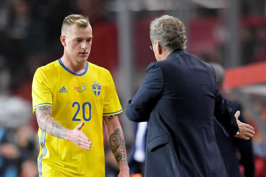 Sveriges John Guidetti tackas av Sveriges förbundskapten